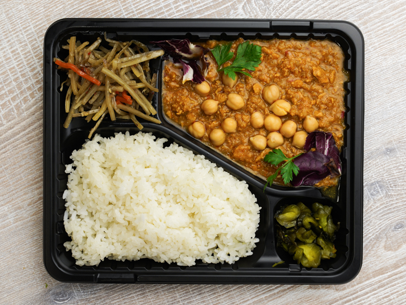 万人ウケの国産鶏のチキンキーマカレー弁当 950円 お弁当デリ お弁当の配達デリバリー