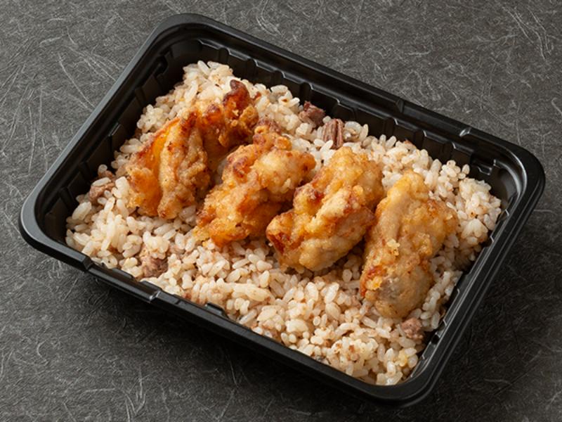 牛タン入り挽肉チャーハンと塩麹鶏のから揚げ弁当