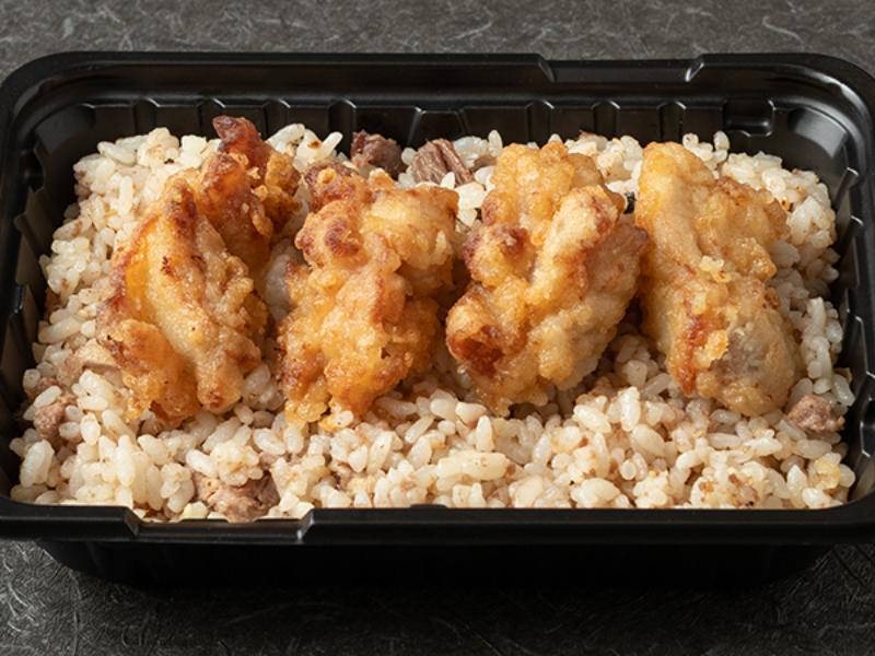 牛タン入り挽肉チャーハンと塩麹鶏のから揚げ弁当