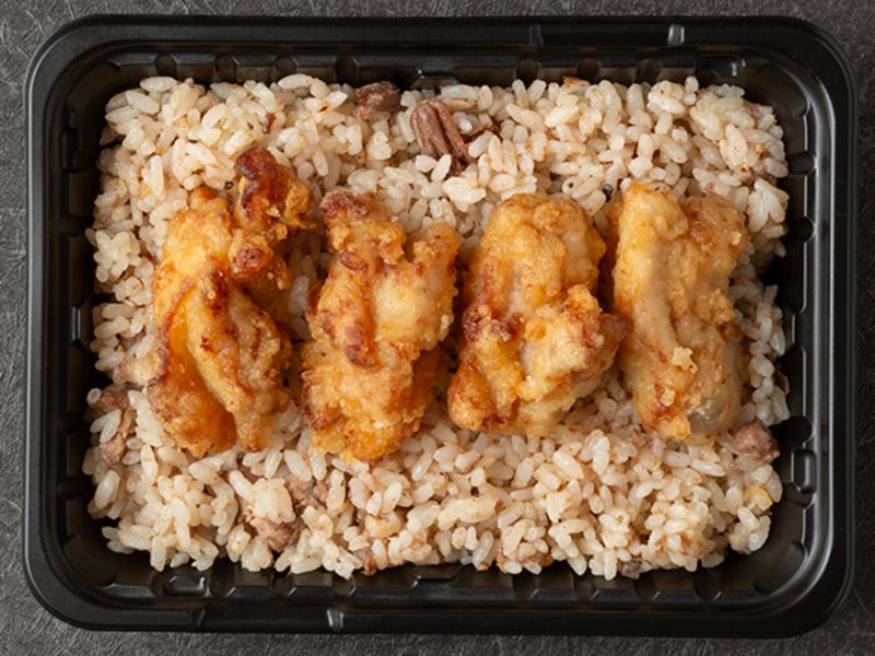 牛タン入り挽肉チャーハンと塩麹鶏のから揚げ弁当