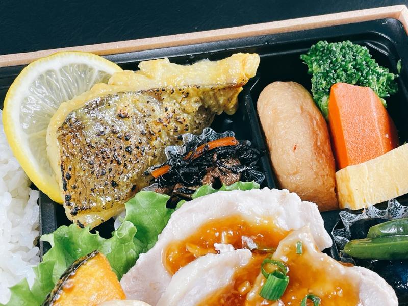 豚ロース生姜あんかけ＆カレイの西京焼き弁当