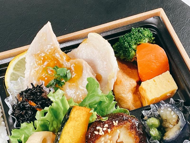 鶏の味噌カツ＆豚ロース生姜あんかけ弁当