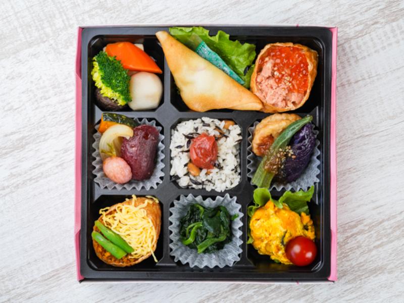 稲荷寿司と野菜たっぷり弁当