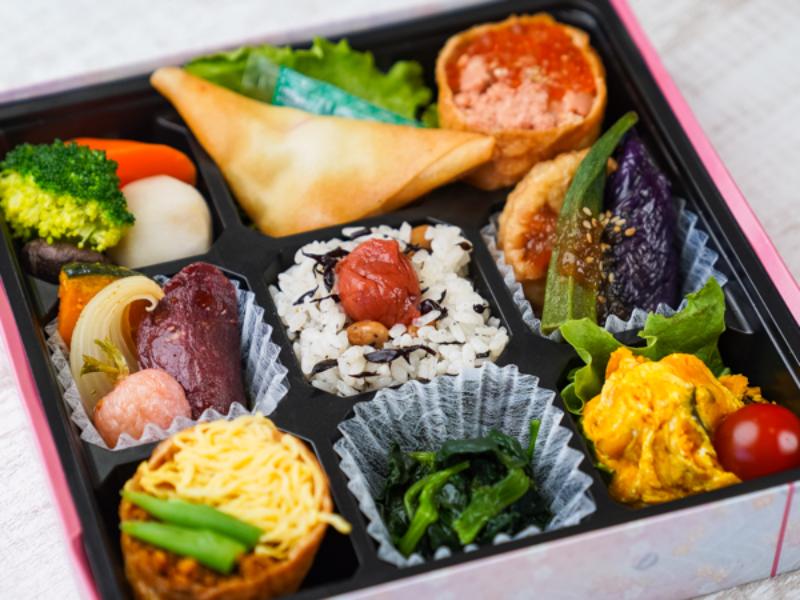 稲荷寿司と野菜たっぷり弁当