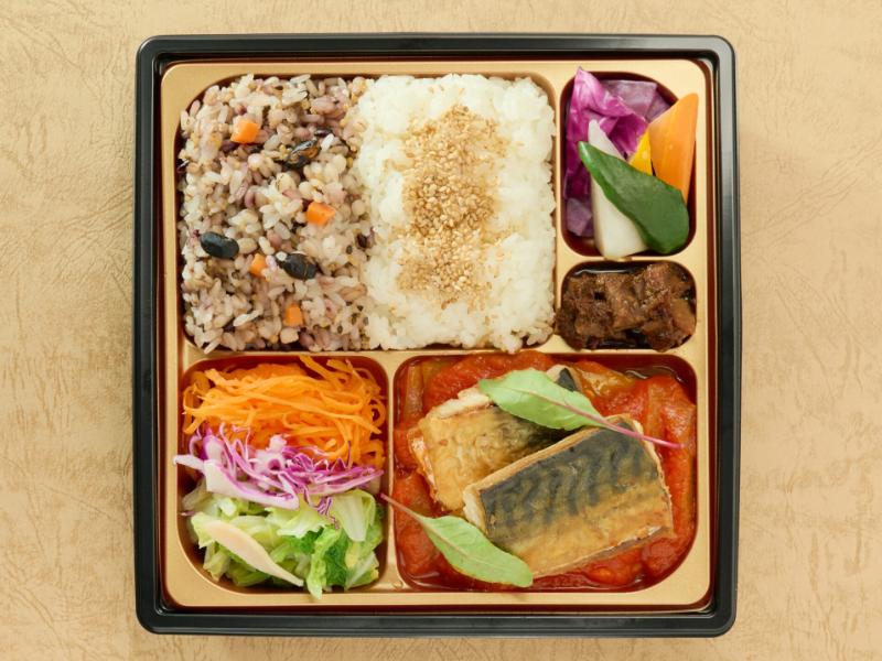 鯖のポワレバスク風 十六穀米とバーニャカウダ