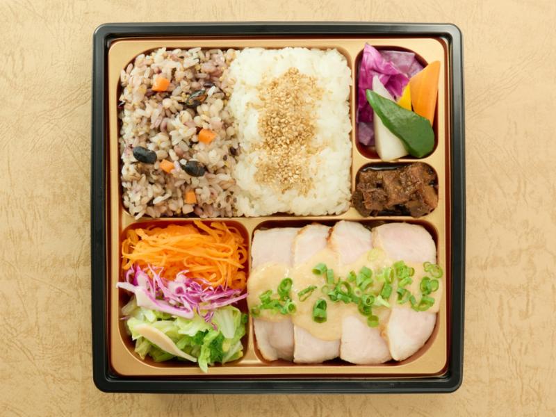 豚肉のロースト醤油マスタードソース 十六穀米とバーニャカウダ