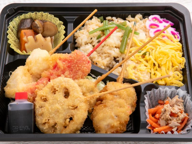 季節の混ぜご飯と串カツ弁当（蓮根、豚バラ、いか、紅生姜、じゃがいも）