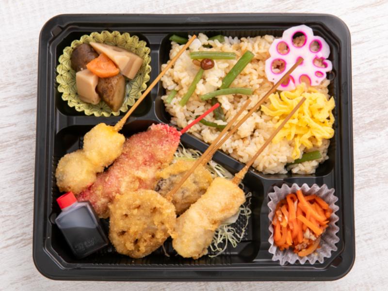 季節の混ぜご飯と串カツ弁当（うずら、紅生姜、椎茸、蓮根、じゃがいも）