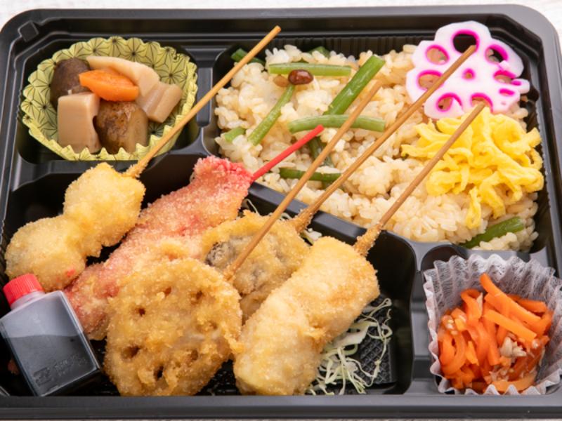 季節の混ぜご飯と串カツ弁当（うずら、紅生姜、椎茸、蓮根、じゃがいも）