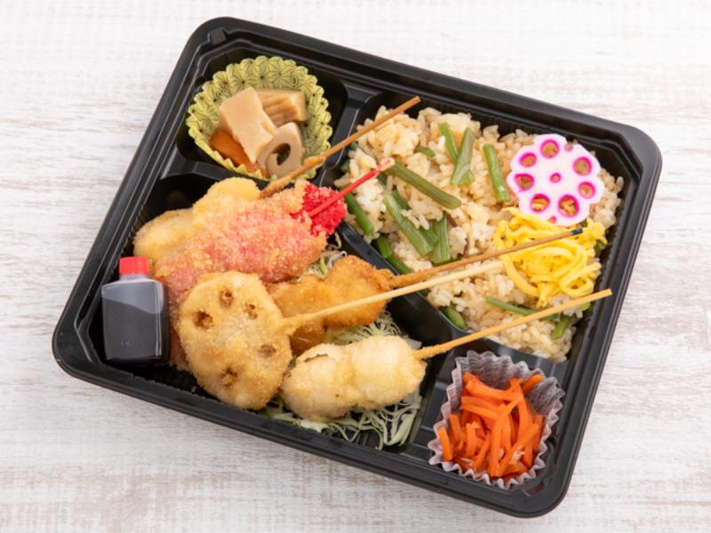 季節の混ぜご飯と串カツ弁当（蓮根、ささみ、紅生姜、うずら、じゃがいも）