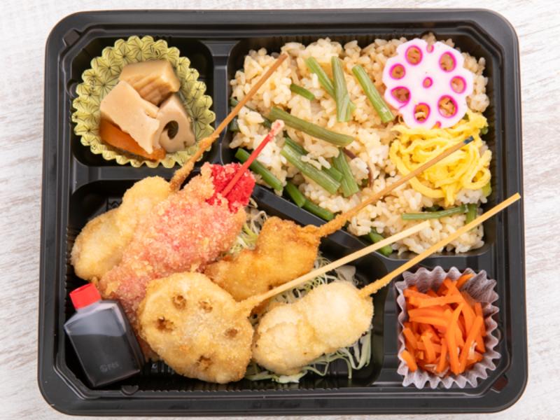 季節の混ぜご飯と串カツ弁当（蓮根、ささみ、紅生姜、うずら、じゃがいも）
