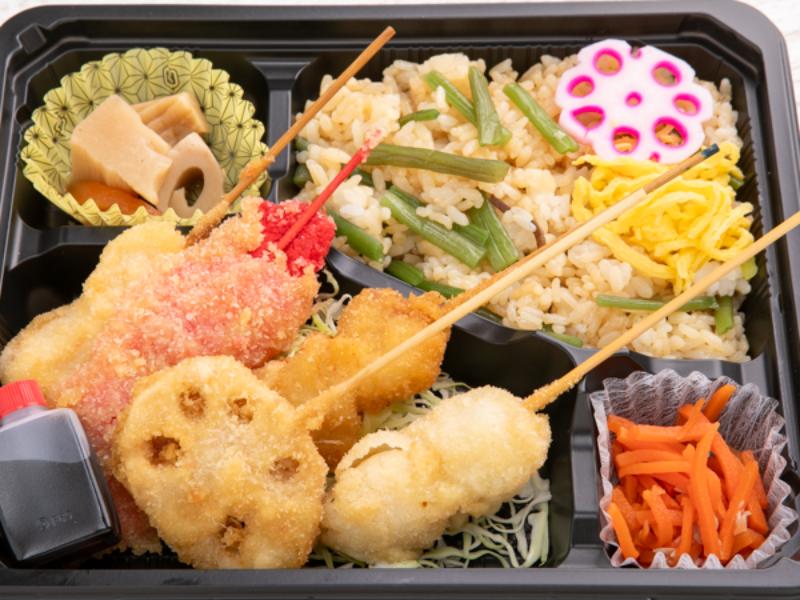 季節の混ぜご飯と串カツ弁当（蓮根、ささみ、紅生姜、うずら、じゃがいも）