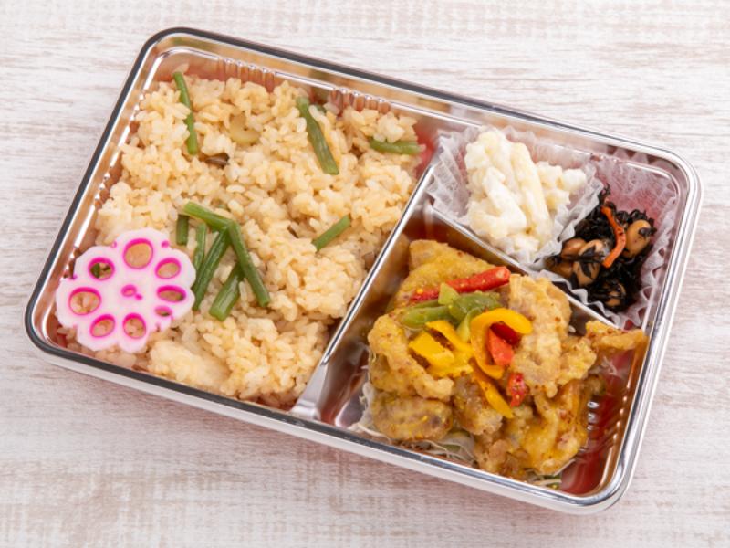 『お得弁当』季節の混ぜご飯とハニーマスタードチキン