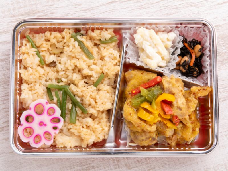 『お得弁当』季節の混ぜご飯とハニーマスタードチキン