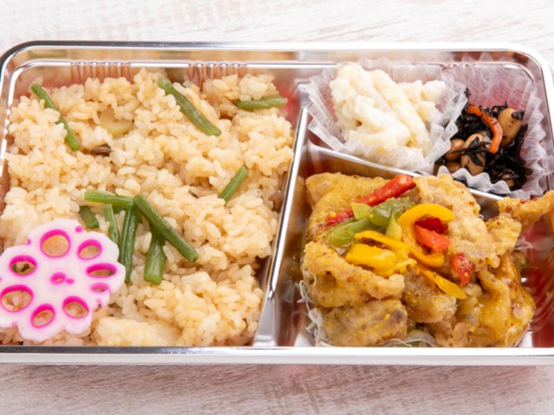 『お得弁当』季節の混ぜご飯とハニーマスタードチキン