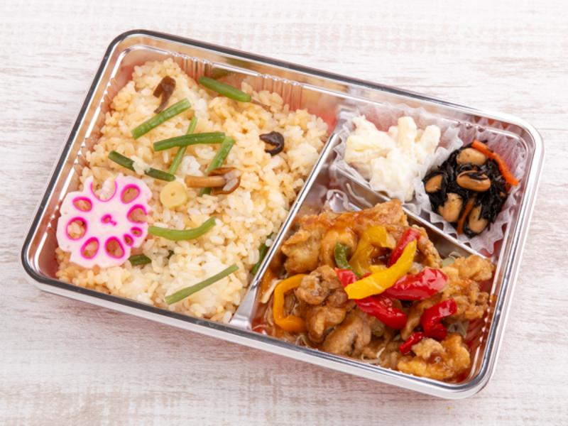 『お得弁当』季節の混ぜご飯と酢鶏