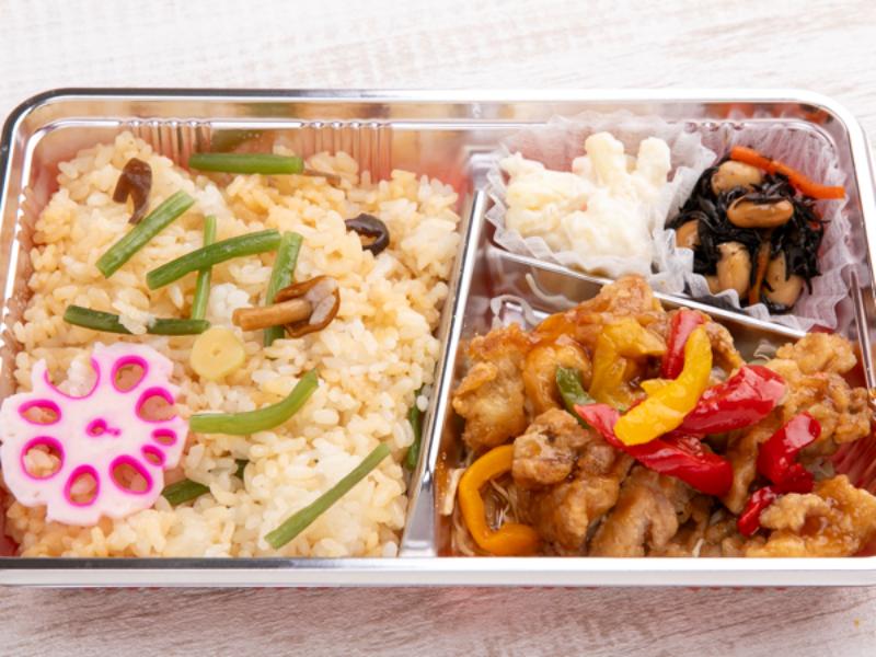 『お得弁当』季節の混ぜご飯と酢鶏