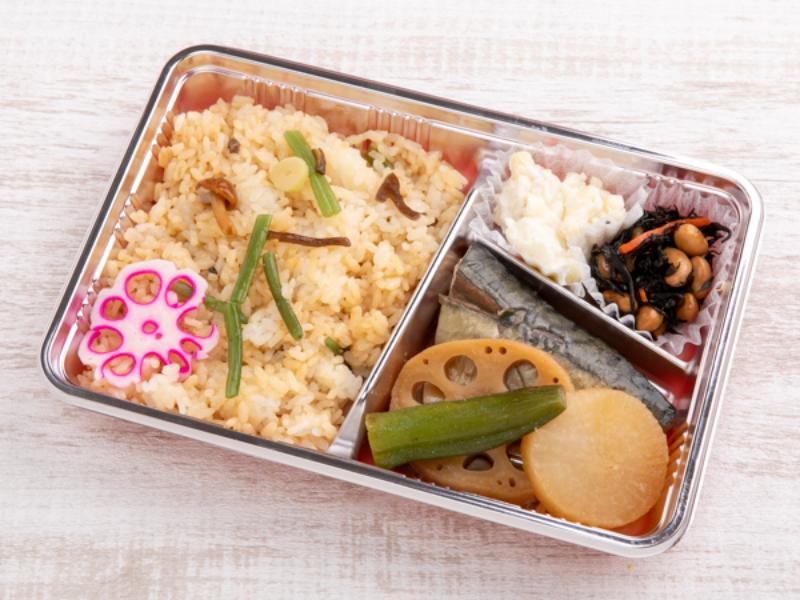 『お得弁当』季節の混ぜご飯と煮鯖