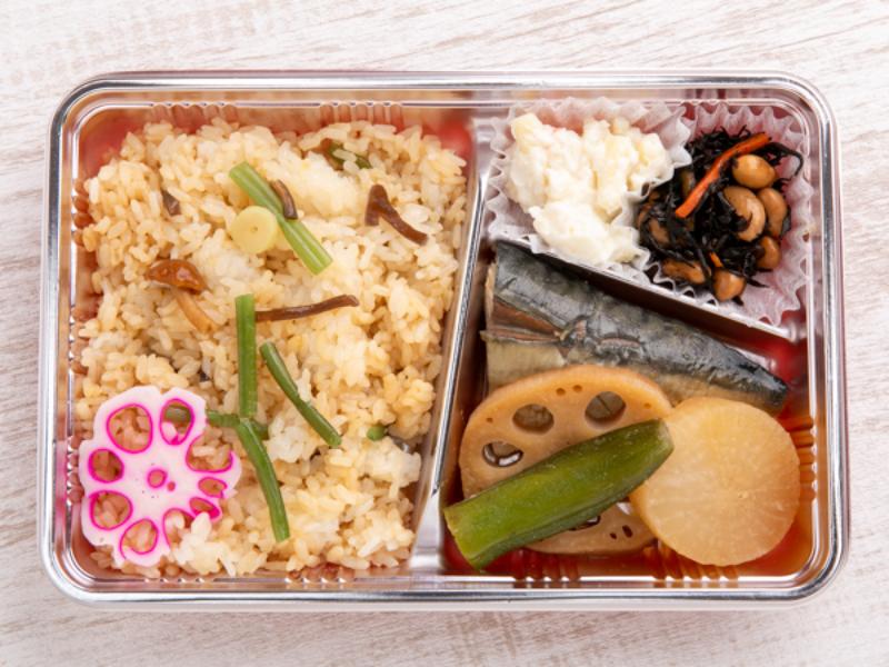 『お得弁当』季節の混ぜご飯と煮鯖