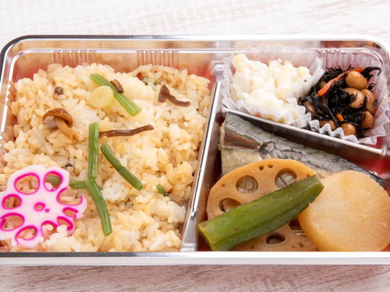 『お得弁当』季節の混ぜご飯と煮鯖