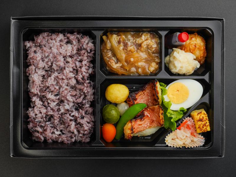 牛すき煮と名物しゅうまい二種 魚の西京焼の彩野菜弁当
