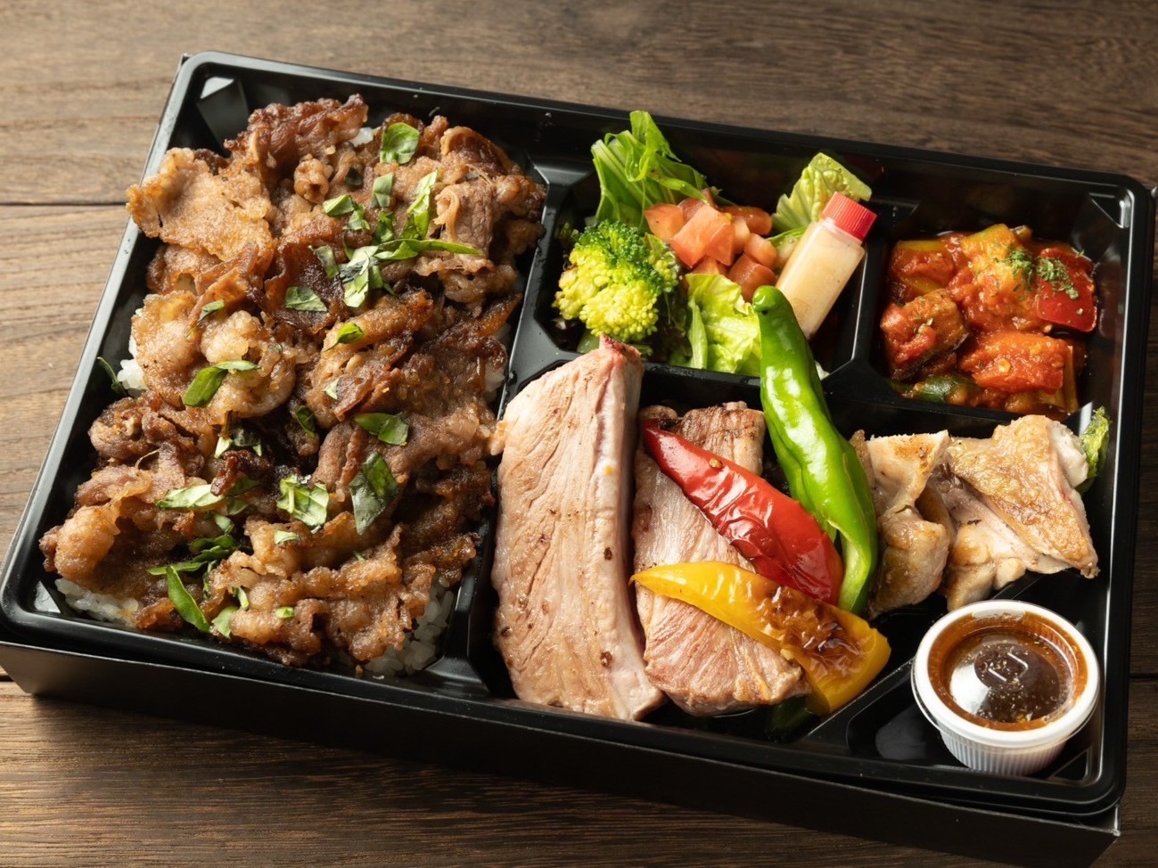 豚スペアリブとチキンステーキ 牛焼肉重