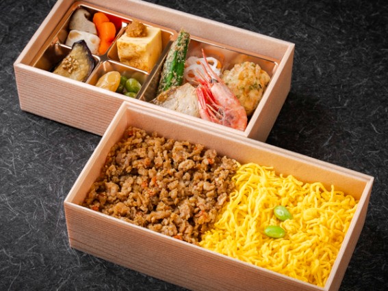 鶏そぼろ三色重の二段懐石