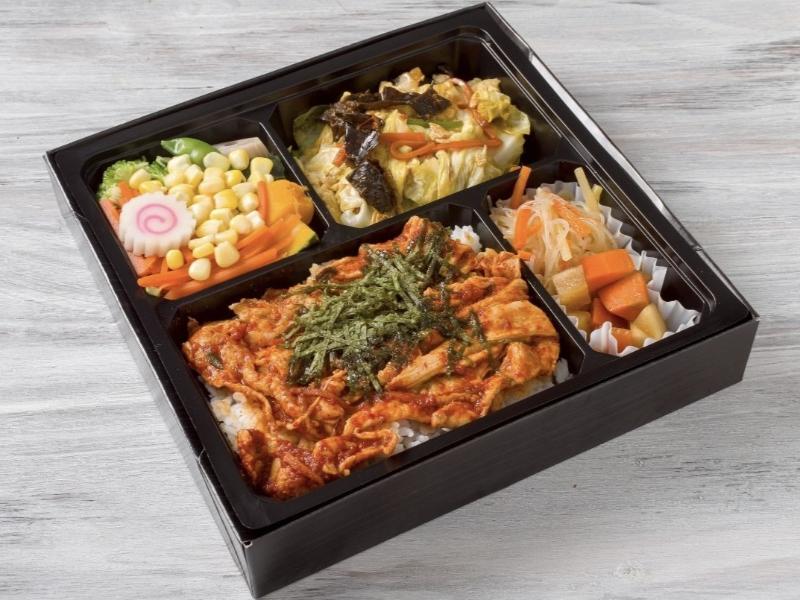 【彩り豊かで野菜豪快】豚バラ甘辛ダレ焼肉＆キャベツ玉子炒め弁当