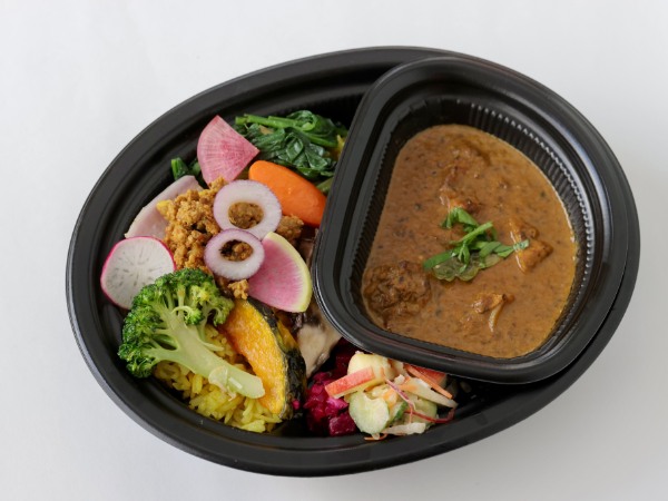 厳選チキンのスパイスカレーと山原豚のキーマカレー2種盛り