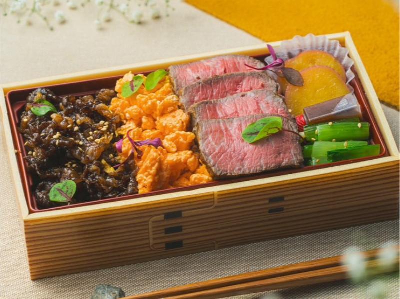 国産牛ローストビーフと牛しぐれ煮弁当