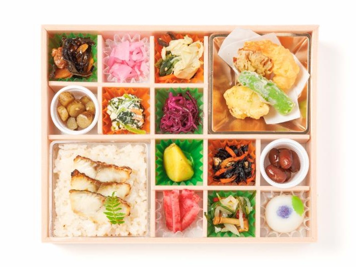 季節天ぷらと鯛めしの十二彩折詰（紙パック茶250ml付）