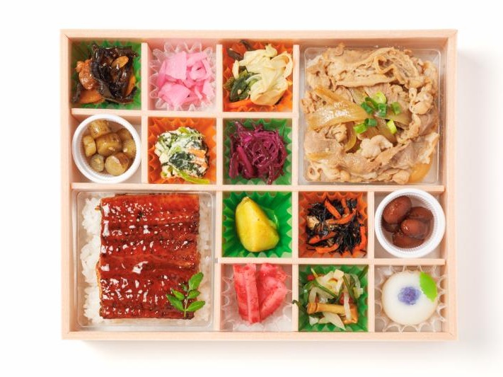 鰻重と牛めしの十二彩折詰（紙パック茶250ml付）