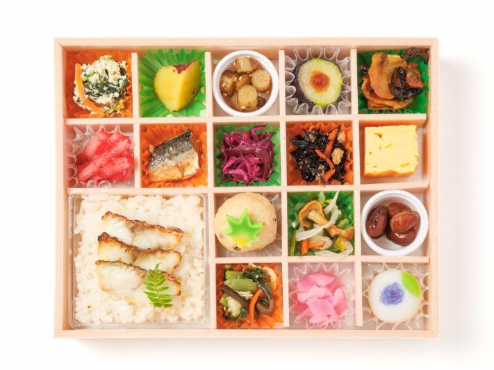 鯛めしの十六彩折詰（紙パック茶250ml付）