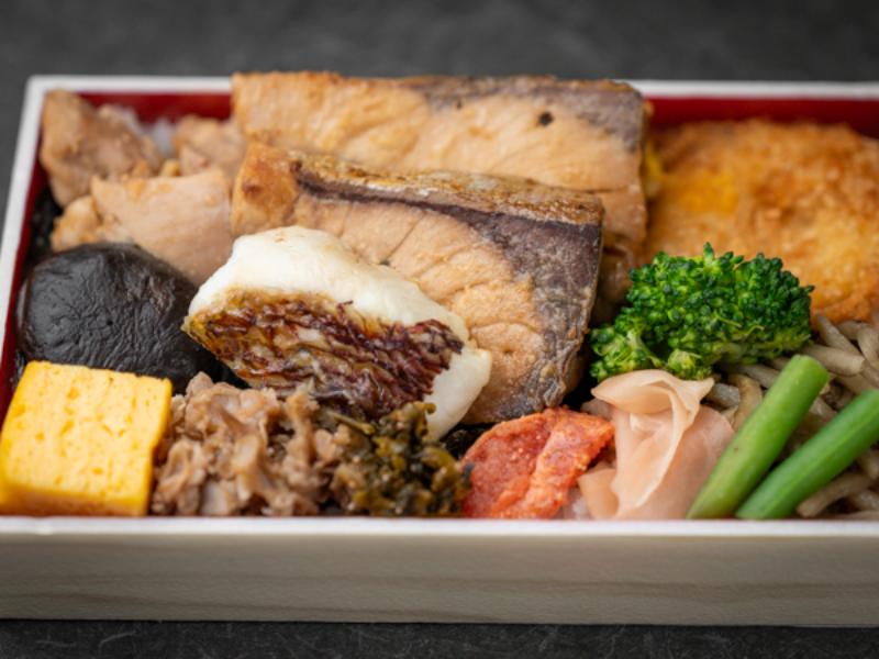 ぶりの照り焼きと鯛の塩焼き弁当