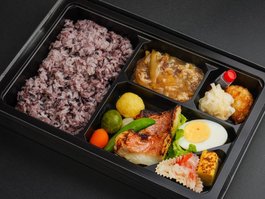 牛すき煮と名物しゅうまい二種 魚の西京焼の彩野菜弁当