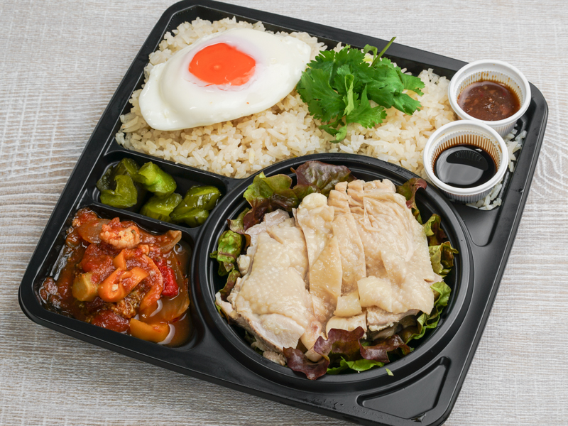 プーケットオリエンタル 東京ミッドタウン日比谷店のカオマンガイ ナリタファーム平飼いプレミアムフライドエッグ付 980円 お弁当デリ お弁当 の配達デリバリー