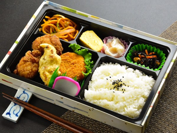 デラックス旭屋のカニクリームコロッケ ざんぎ弁当