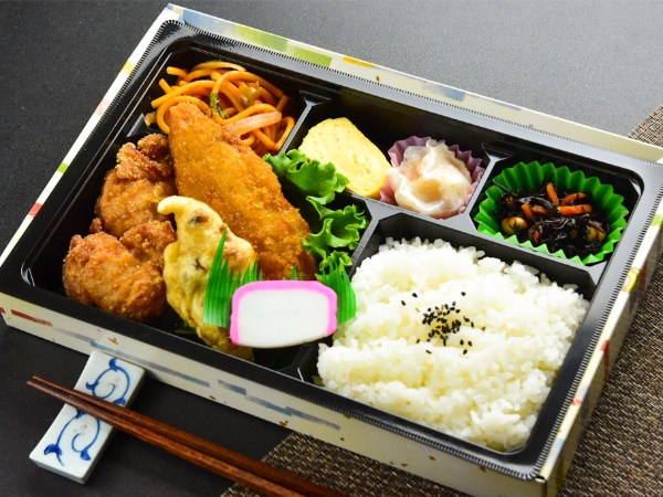 デラックス旭屋の白身フライざんぎ弁当