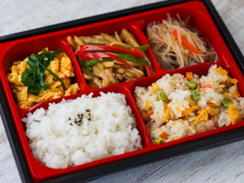 青椒肉絲 二色ごはん弁当