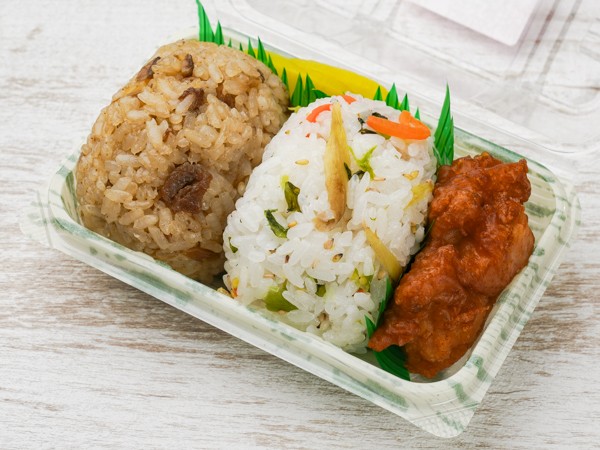 おにぎり2個と唐揚げ