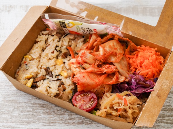 たっぷりサラダと3種類のお惣菜と豚バラキムチの炊き込みご飯弁当