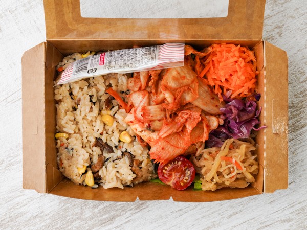 たっぷりサラダと3種類のお惣菜と豚バラキムチの炊き込みご飯弁当
