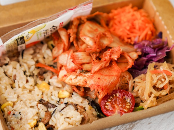 たっぷりサラダと3種類のお惣菜と豚バラキムチの炊き込みご飯弁当