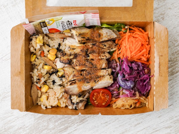たっぷりサラダと3種類のお惣菜と鶏ももチキンジンジャー炊き込みご飯弁当