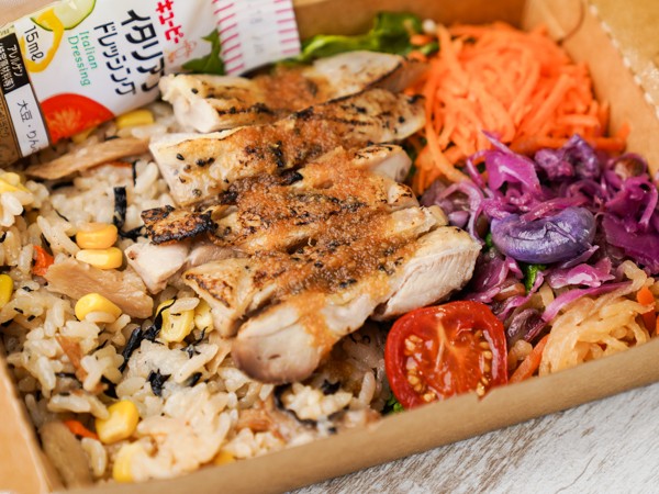 たっぷりサラダと3種類のお惣菜と鶏ももチキンジンジャー炊き込みご飯弁当