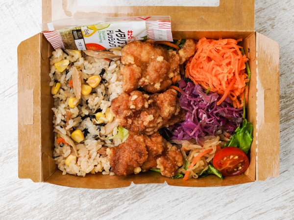 たっぷりサラダと3種類のお惣菜と特製からあげの炊き込みご飯弁当