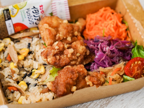 たっぷりサラダと3種類のお惣菜と特製からあげの炊き込みご飯弁当