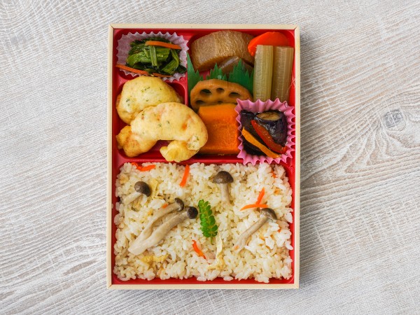 まつおかのきのこ炊き込みご飯弁当 850円｜【お弁当デリ】お弁当の配達 