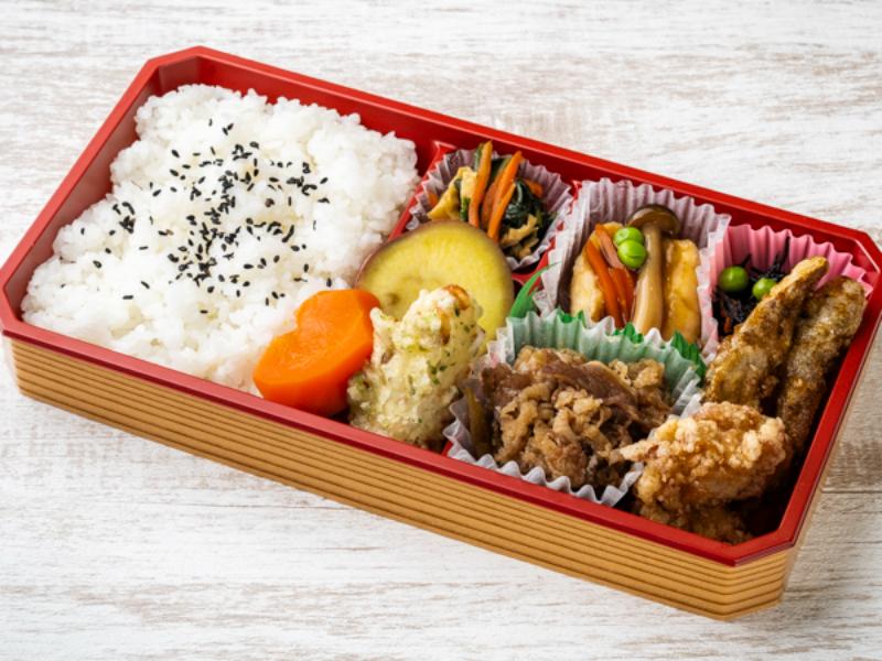 牛肉しぐ�れ煮と若鶏唐揚げの良菜弁当