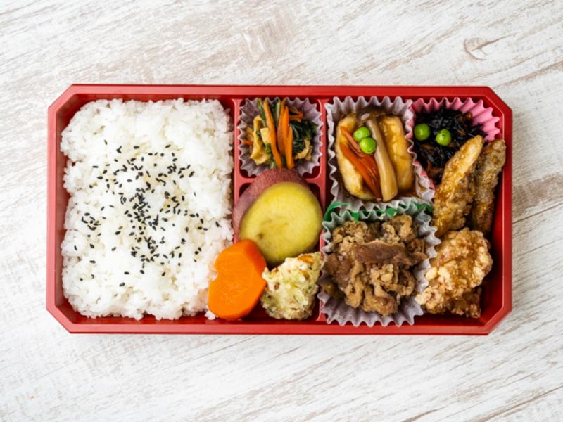 牛肉しぐれ煮と若鶏唐揚げの良菜弁当